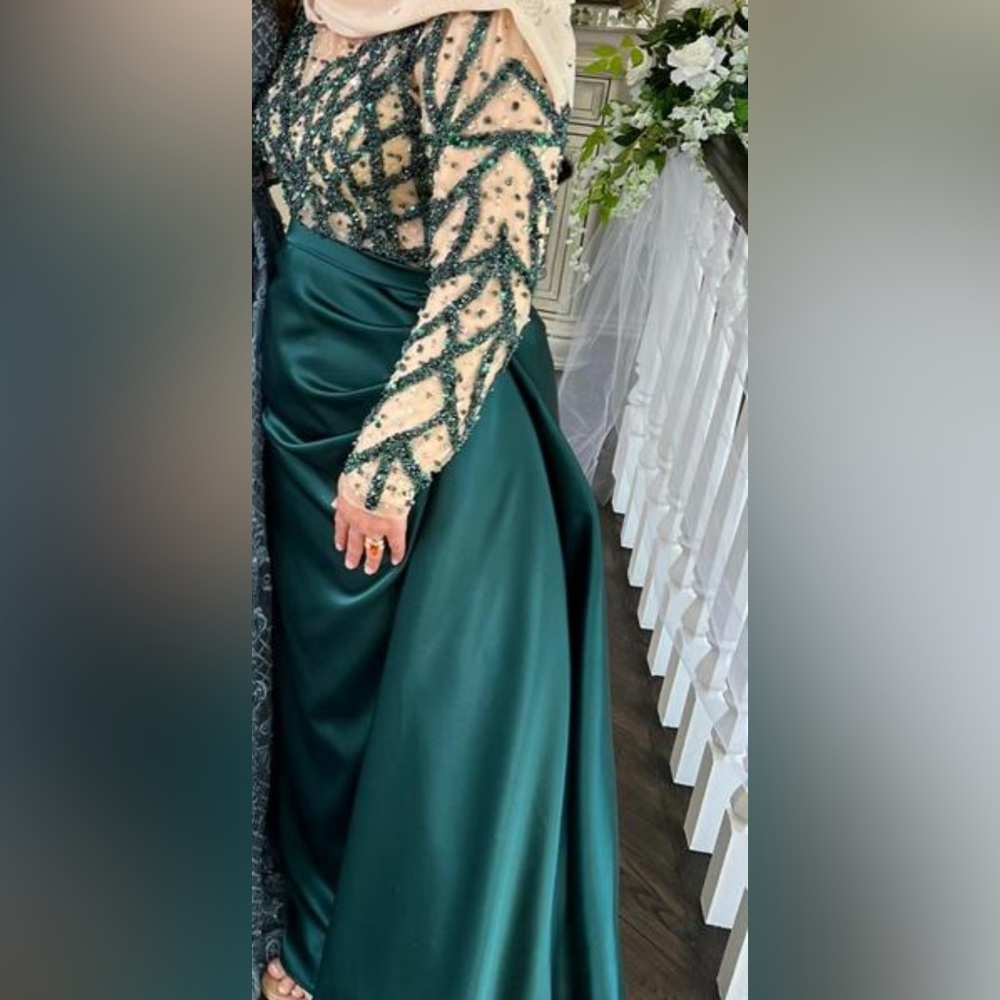 Elegant Green Evening Gown with Beaded Sleeves